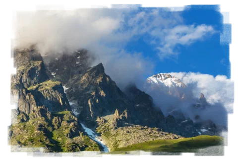 Eine Person blickt auf eine imposante Berglandschaft – Symbol für Weitblick, Klarheit und Orientierung.