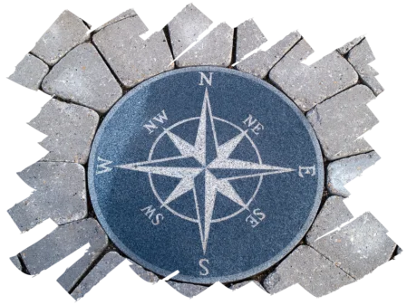 Orientierung finden Kompass auf Pflastersteinen als Symbol für Klarheit und neue Ausrichtung im Coaching<br /><br />
